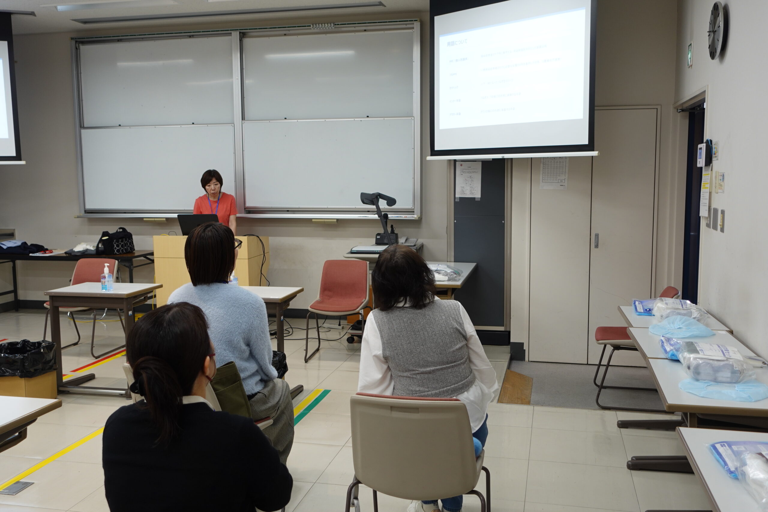 1類感染症対応個人防護具の着脱体験の様子