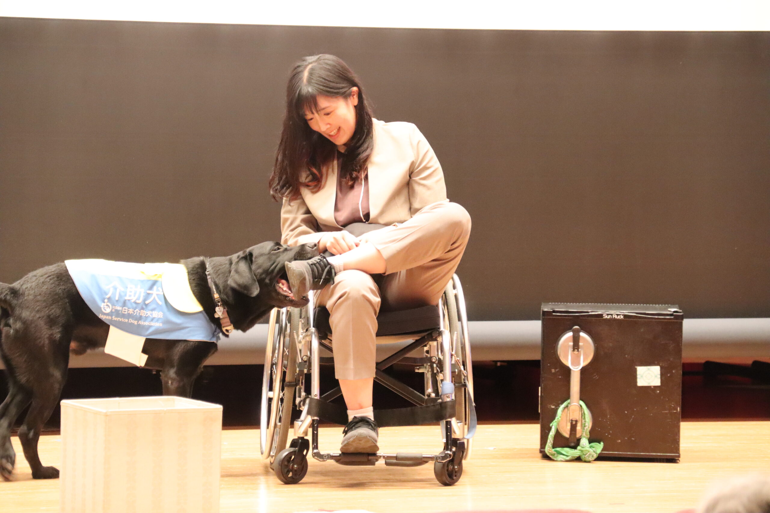 市民公開講座で行われた介助犬の実演